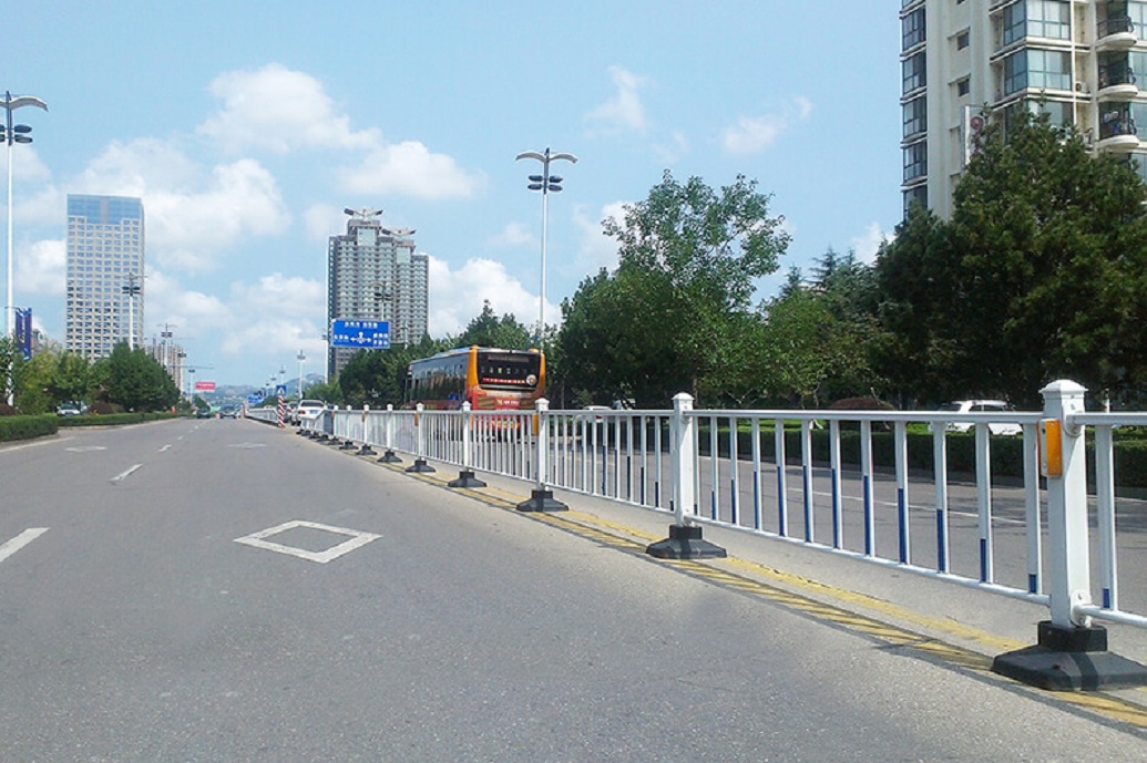 愛可青市政護(hù)欄用在武漢市政建設(shè)，共15萬米